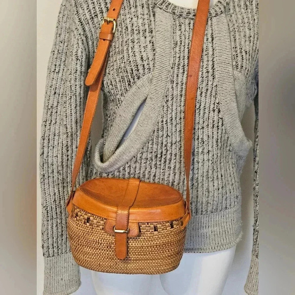 Crossbody Rattan and Leather Bag Made in Bali - Picture 2 of 9